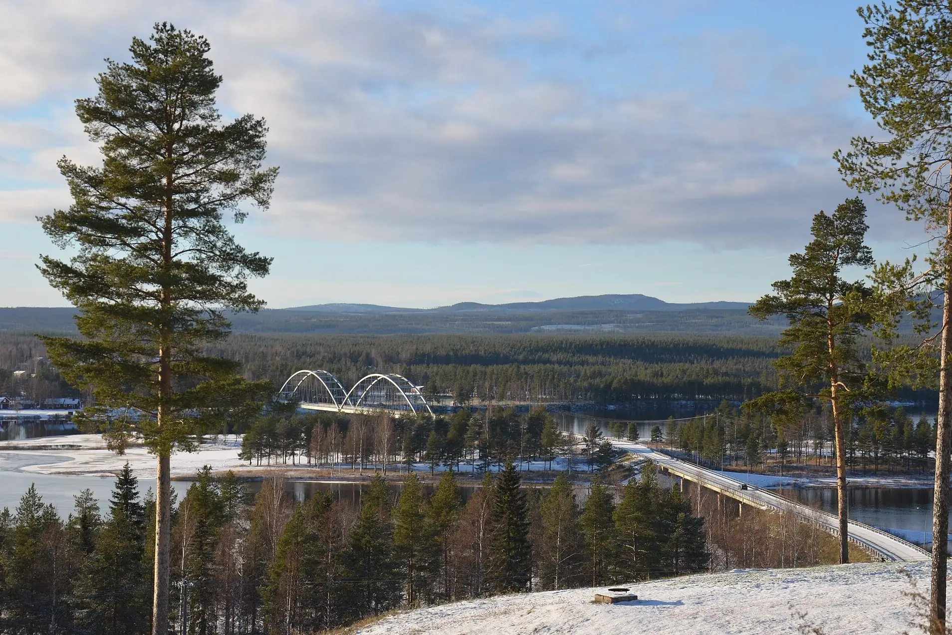 De Luleälv bij Harads in de winter, met de brug naar Bodträskfors